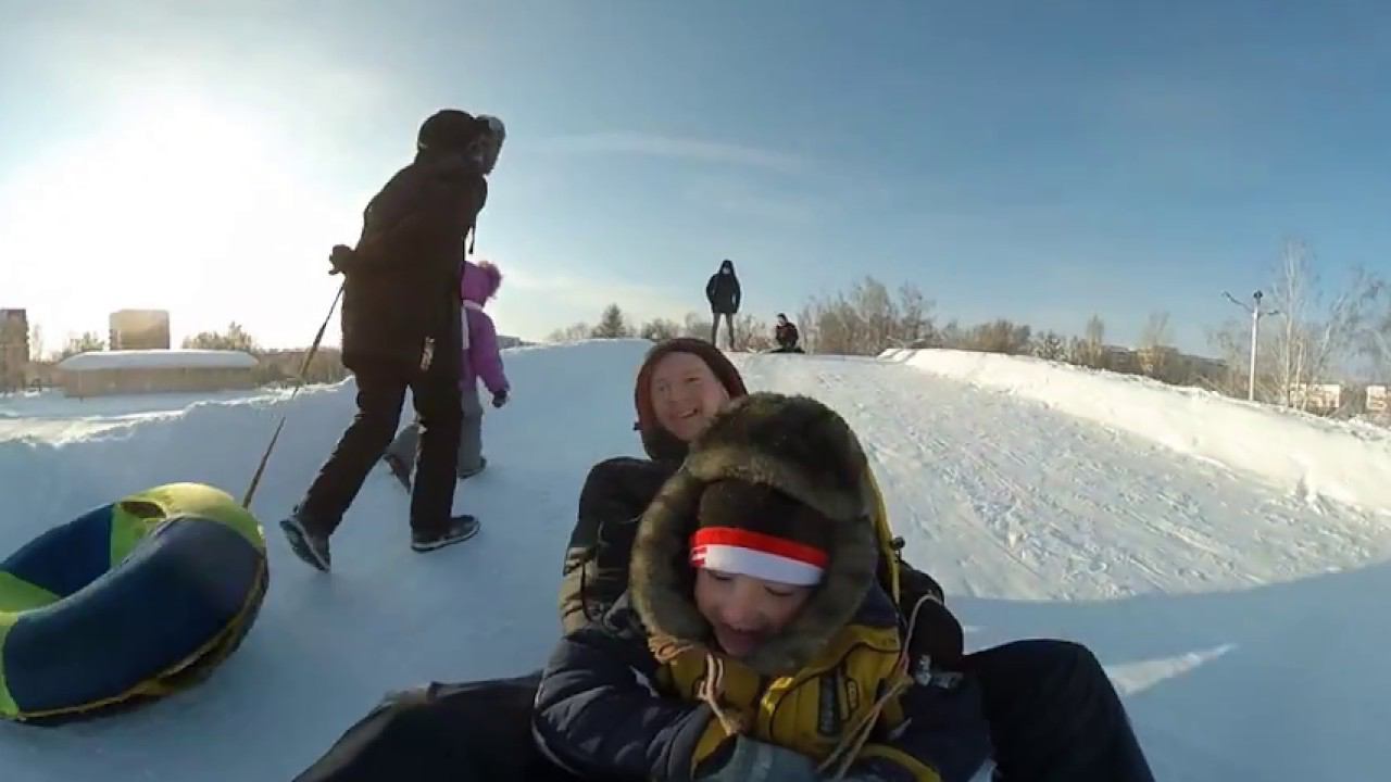 360 видео, катаемся на санках с горки смотреть онлайн