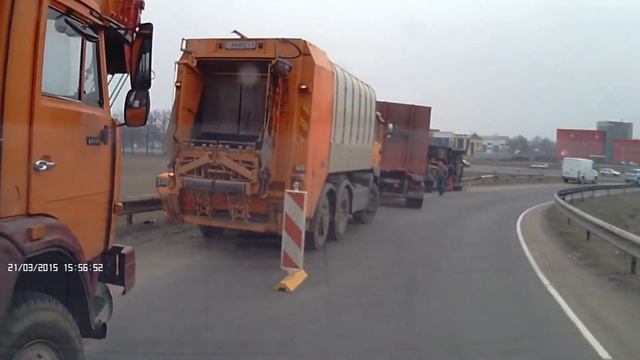 Мусоровоз перевернулся смотреть онлайн