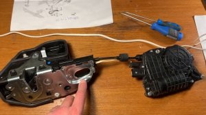 BMW F1, F10 не работает доводчик двери. Снятие и установка замка передней двери