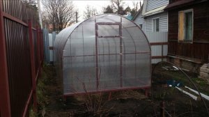 Сколько метров от забора соседа должна стоять теплица