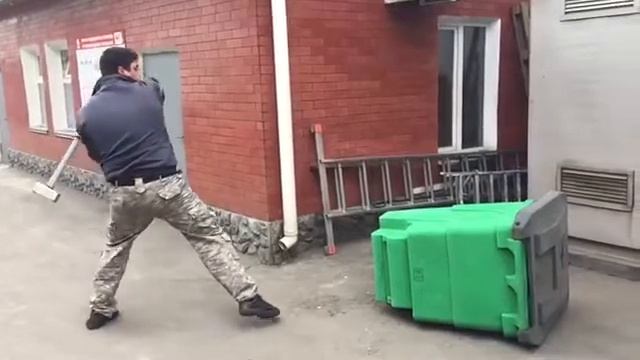 Контейнер для мусора. Проверка прочности. смотреть онлайн