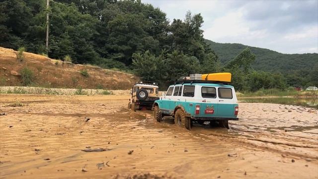 1/10 Scale RC : TOYOTA FJ40 & FJ55 Mud Driving.