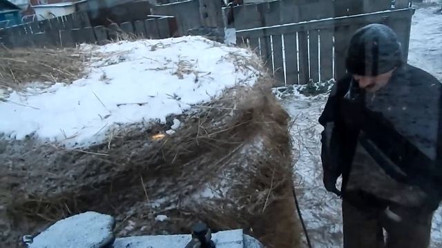Первый снег , буксировка тюка с сеном . смотреть онлайн