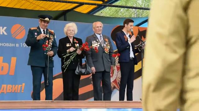 Поздравление и вручение подарков ветеранам в Центральном парке Новосибирска