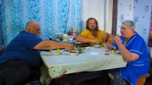 РУССКАЯ СЕМЬЯ ЗА ОБЕДЕННЫМ СТОЛОМ В ДЕРЕВНЕ.mp4