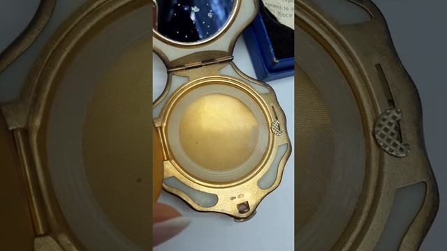 Винтажная пудреница "Ракушка", СССР Серебро, Позолота Антиквариат Винтаж Украшение Костметика Пудра смотреть онлайн