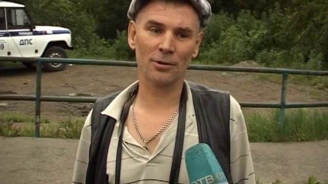 Машину вынесло на "встречку" на мокрой дороге смотреть онлайн