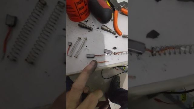 Substituição das Escovas de Carvão do Regulador de Tensão no Alternador VALEO смотреть онлайн