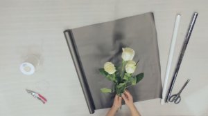 Как Упаковать 3 Розы в Букет Оригинальное Оформление Трех Роз Упаковка трех роз ФЛОРИСТИКА