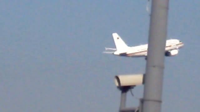 Flugzeug der deutschen Bundeswehr startet vom Flughafen-Berlin- Tegel смотреть онлайн