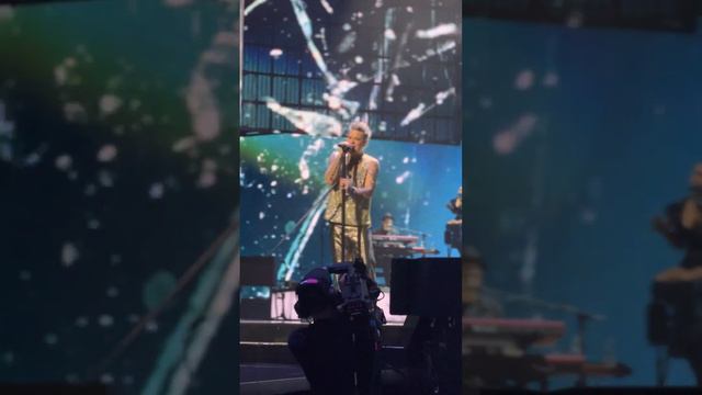 Robbie Williams - Come Undone, Festhalle Frankfurt (15.02.2023) смотреть онлайн