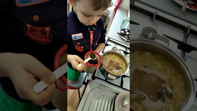 маленький повар готовит куриный лапшичный суп на обед