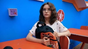 Шок! ЧТО УЧИЛКА НАШЛА В РЮКЗАКАХ У ПОДРОСТКОВ?