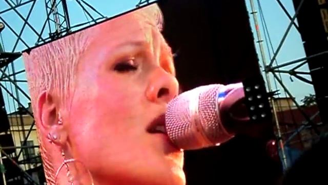 PINK - Акустика (live In Saint Petersburg 18.07.2010)
