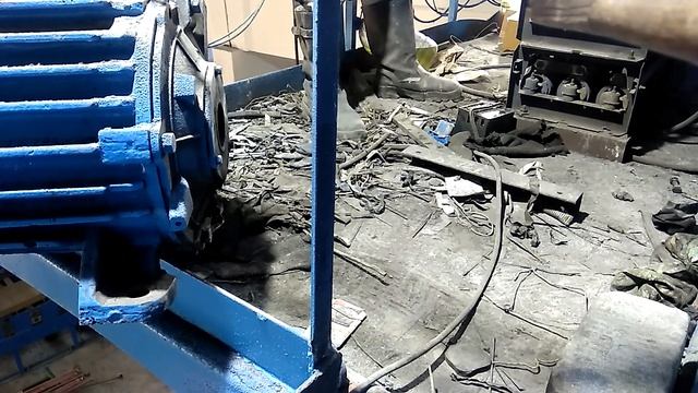 ШОКИРУЮЩИЕ КАДРЫ! СПУСК 200-КИЛОГРАММОВОГО ДВИГАТЕЛЯ С МОСТОВОГО КРАНА ВРУЧНУЮ смотреть онлайн