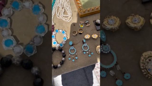 Блошиный рынок Мадрида.Винтажная брошь.Английская компания Stratton. смотреть онлайн