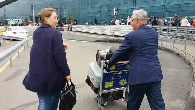 Смотрите встреча в аэропорту Домодедово! Александр Косилов, Елена и Виктория Севрикова смотреть онлайн
