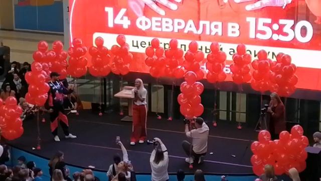 Грандиозный праздник в Ривьере. Сброс 40 тысяч шаров. 14 февраля 2023#праздник #развлечения #шопинг смотреть онлайн
