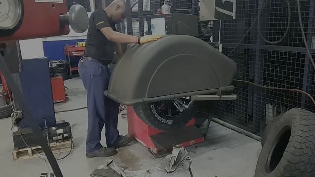 Nissan Np300 Rim Change (MA7300) смотреть онлайн