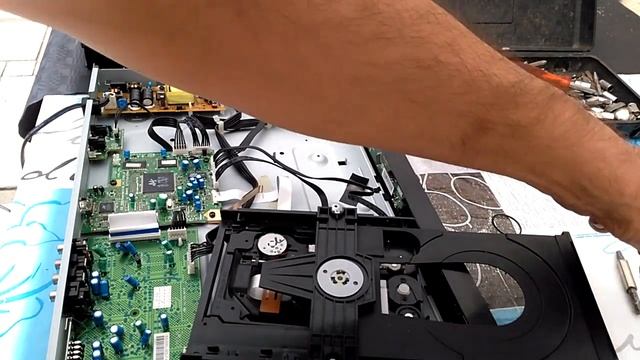 Réparation d'un lecteur DVD de salon ( pb d'ouverture du tiroir) смотреть онлайн