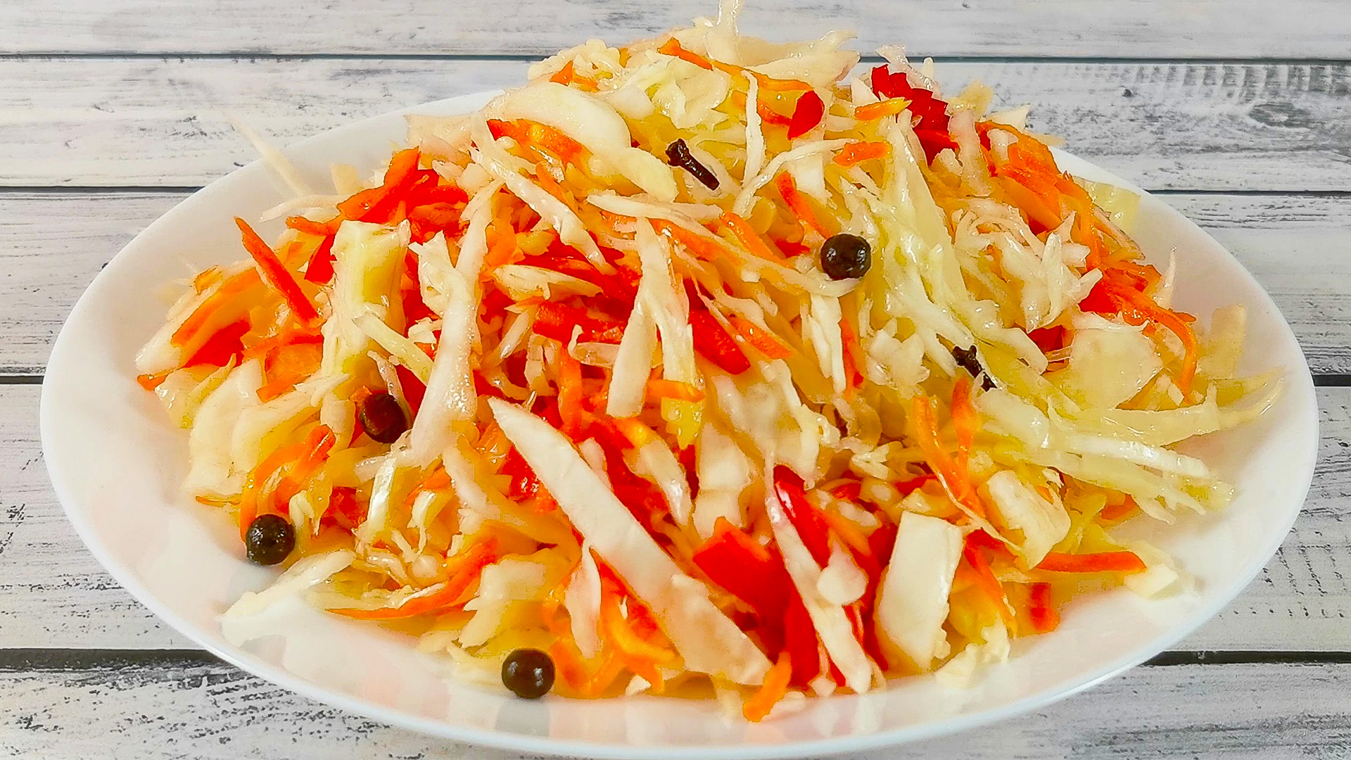 Капуста в горячем маринаде. Простой и вкусный витаминный салат смотреть онлайн