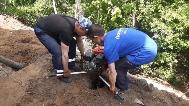 Мотобур ADA Ground Drill 14 Reverse в деле ф250мм, глубина 1800мм смотреть онлайн
