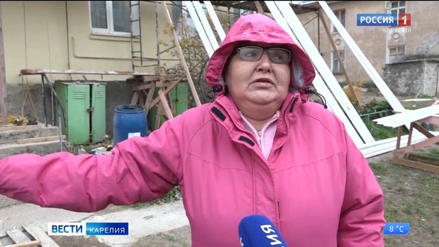 Жители дома № 41 по улице Ленина в Питкяранте уже несколько месяцев живут без крыши смотреть онлайн