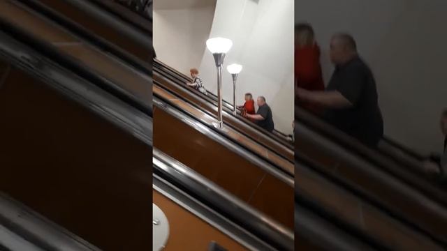 Спб  07 05 18  Гостинный двор, распылили газ