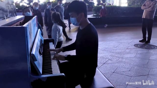 乌 ——— 拉！ 街头”燃起“《苏维埃进行曲》，小女孩“精苏狂喜”！ смотреть онлайн