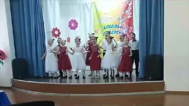 Мьюзик Сити, младшая группа, "Мамины глаза" смотреть онлайн