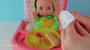 Новая Кукла Пупсик Тема кушает снек, мармелад и киндер джой. Открываем сюрприз. Зырики ТВ