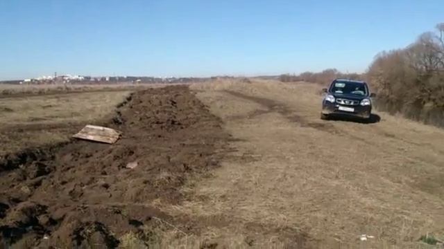 X-trail через перепаханный участок смотреть онлайн