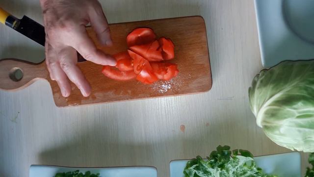 Карвинг из того что есть на кухне во время карантина. Урок 7: Цветы из помидор и капусты. смотреть онлайн