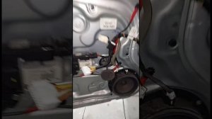 стекло двери elantra hd, установка в держатели.