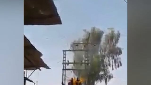 Умопомрачительный взрыв трансформатора с выплеском масла смотреть онлайн