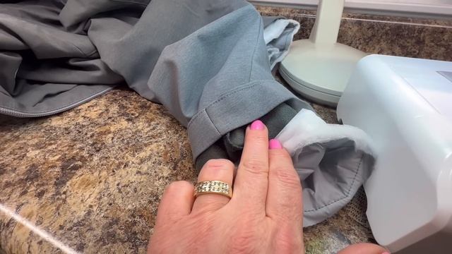 ПОДГОНКА ОДЕЖДЫ✂️КУРТКА..УКОРАЧИВАЕМ рукава Удаляем Капюшон.. И Берем лупу, чтоб угодить клиенту смотреть онлайн