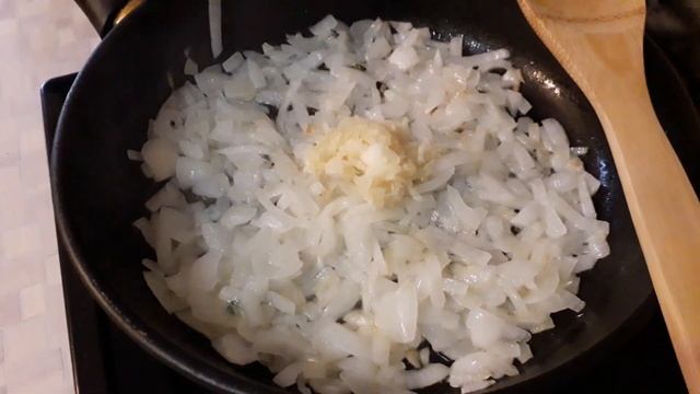 Большой вкусный Карп (Сазан) запеченный в духовке с овощами, гарнир из овощей со сметаной смотреть онлайн