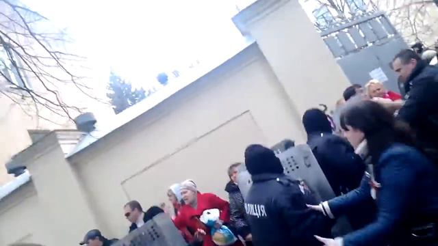 Харьков.8 апреля,2014.Присланные пособники хунты бьют женщину смотреть онлайн