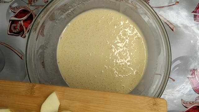 Без масла! Шарлотка на молоке: получается нежной и вкусной. Пирог с яблоками (яблочный пирог) смотреть онлайн