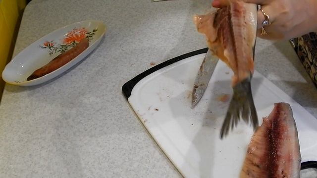 Лайфхак. Быстро и красиво чистим селедку на филе смотреть онлайн