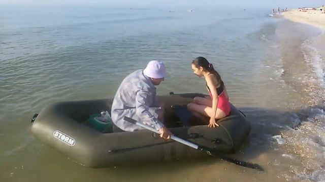 АЗОВСКОЕ МОРЕ! ФЕДОТОВА КОСА КИРИЛЛОВКА РЫБАЛКА НА ЛОДКЕ В МОРЕ БЫЧКИ смотреть онлайн