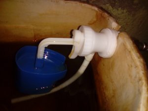 Как поменять  боковой клапан подачи воды в сливной бачок унитаза.