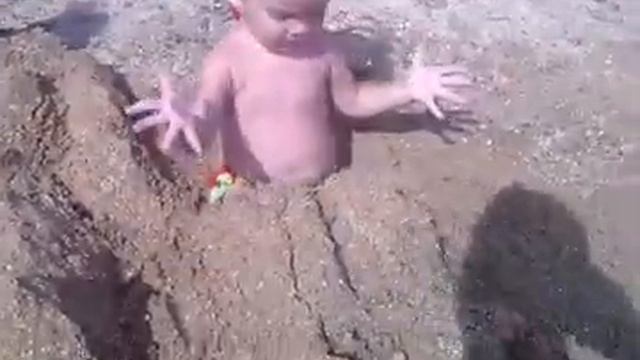 Алина и София - #Песочные_дети на побережье Азовского моря. смотреть онлайн