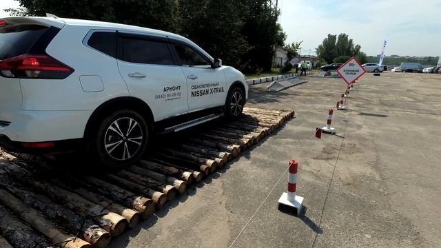 Рено Аркана против других кроссоверов на искусственных препятствиях смотреть онлайн