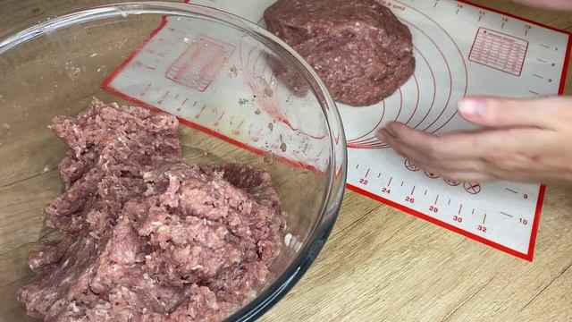 Как правильно отбить фарш и приготовить пышные котлеты БЕЗ яиц и молока смотреть онлайн