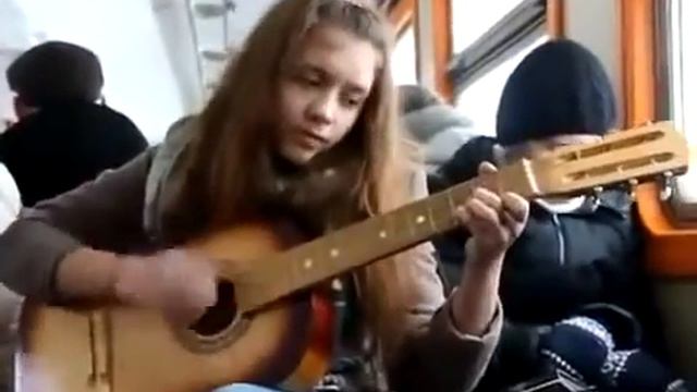 205 Девочка офигенно поёт и играет на гитаре в метро на французском смотреть онлайн
