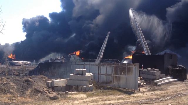 Пожар на нефтебазе в Василькове, горит БРСМ. смотреть онлайн