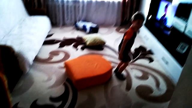 Маленький паркурист учиться крутить сальто и делать трюки✅ смотреть онлайн