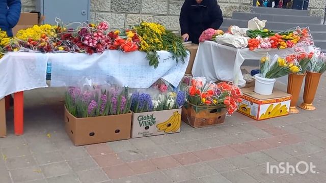 АНАПА. 07.03.2022г. +6. Цветочный базар Анапы возле Центрального рынка. Мужчины запасаются цветами. смотреть онлайн