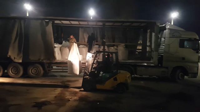 Выгрузка Биг-Бегов погрузчиком с Авто в Крытый склад Боковая выгрузка смотреть онлайн